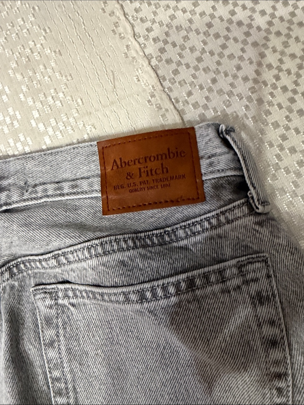 Abercrombie & Fitch Gray Washed Relaxed Men's Jeans - Picture 5 of 5